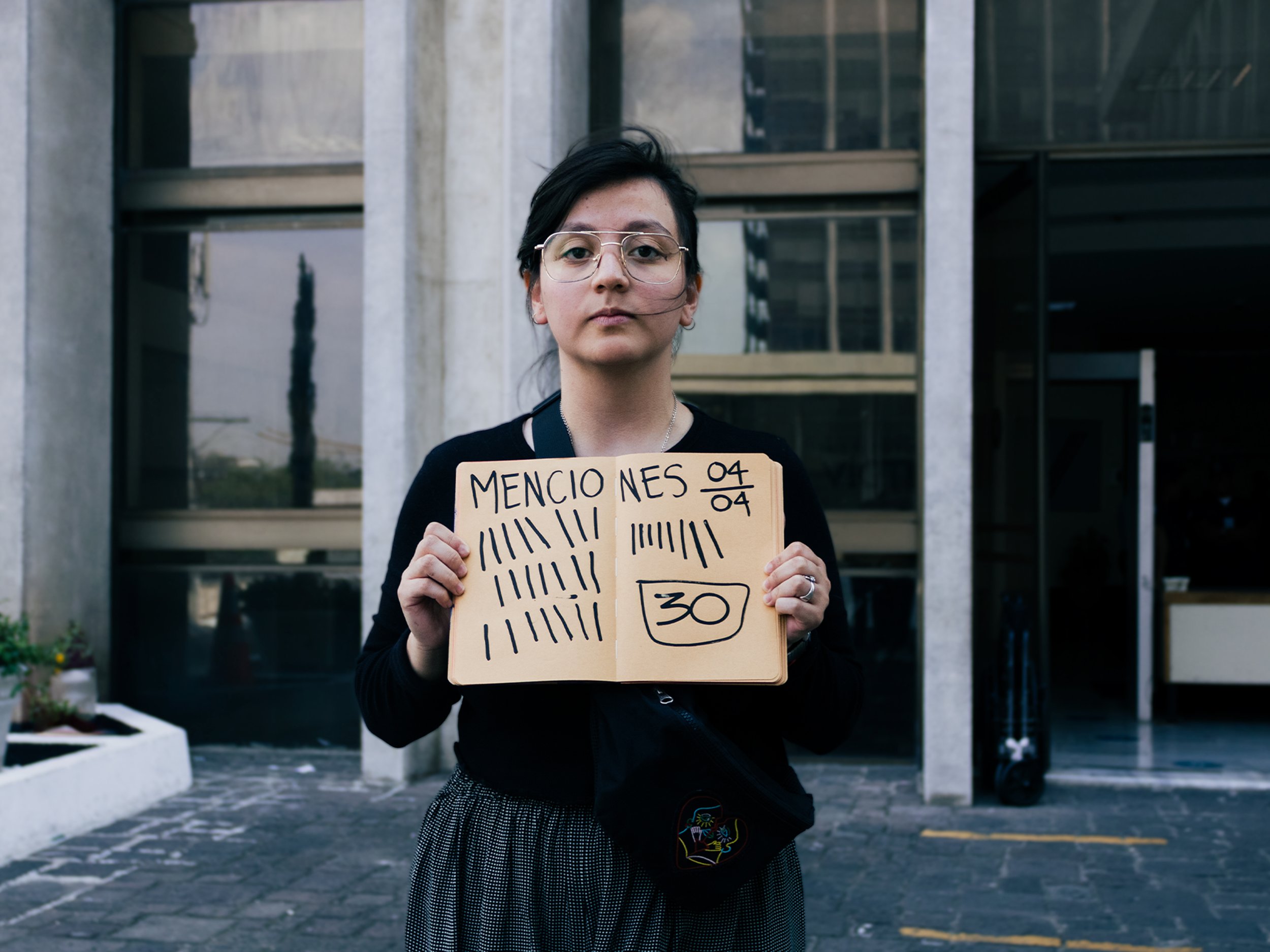  Dulce muestra el registro de las veces en las que mencionaron su nombre durante la audiencia. / Fotografía: Kristhal Figueroa 